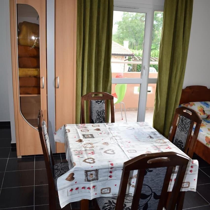 Srebrna Nit Apartment Veliko Gradiste Exterior photo